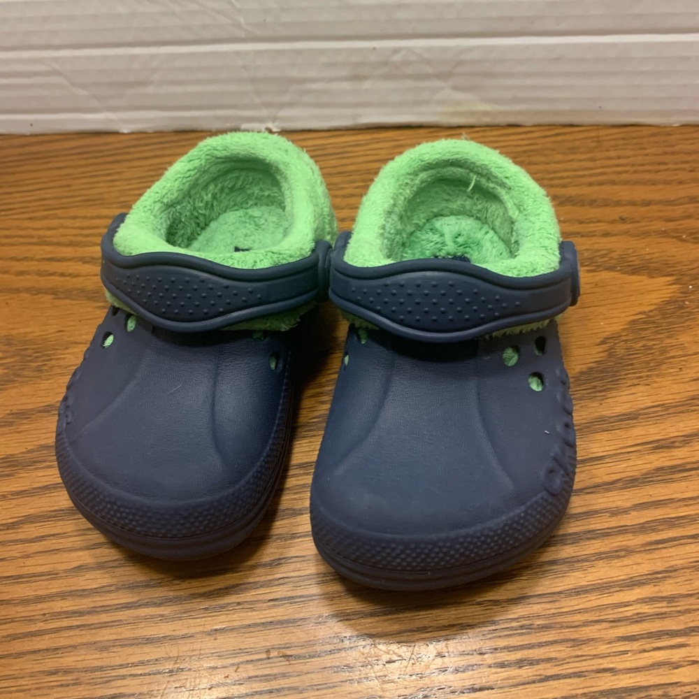 CROCS Kids Navy and Green Slippers Cute and warm easy on and off Size 6/7
